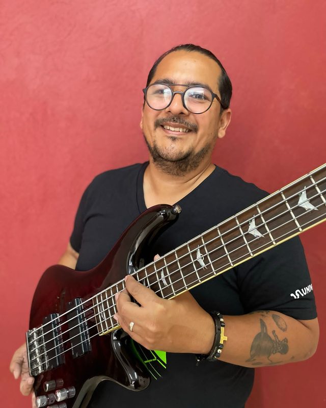 Juan Carlos Morgado, profesor de bajo en UNIVEMM