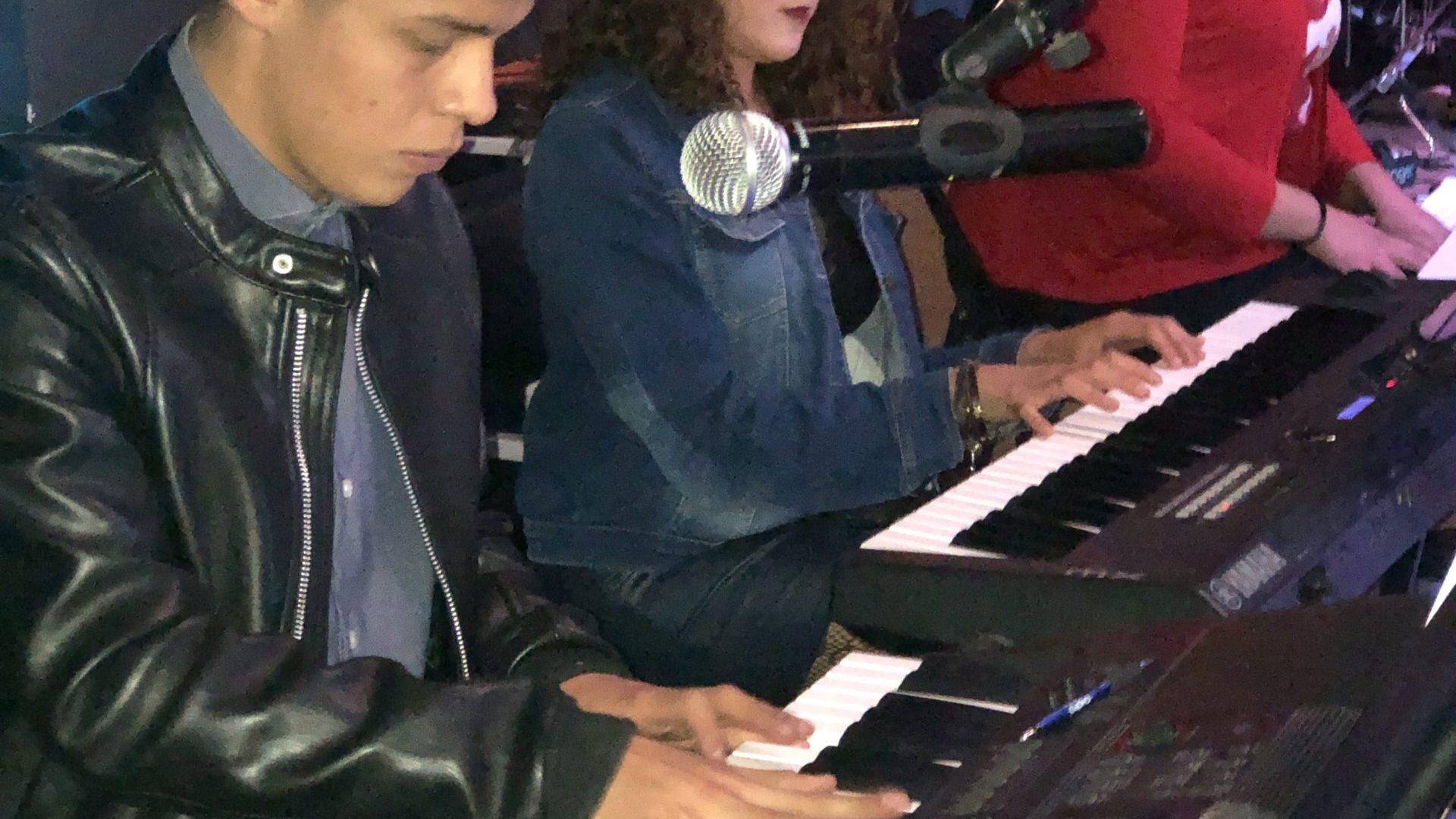 Alumno de UNIVEMM tocando el teclado